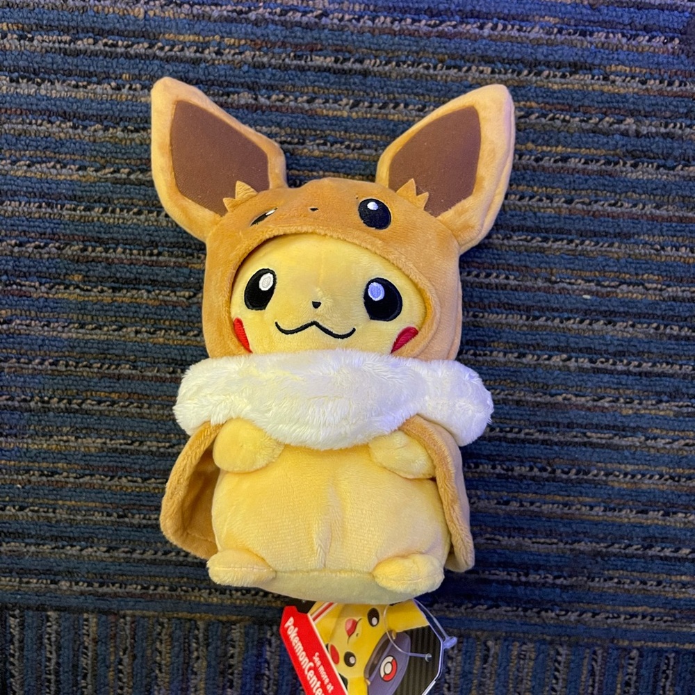 Eevee Pikachu Cape - Picture 2 of 4